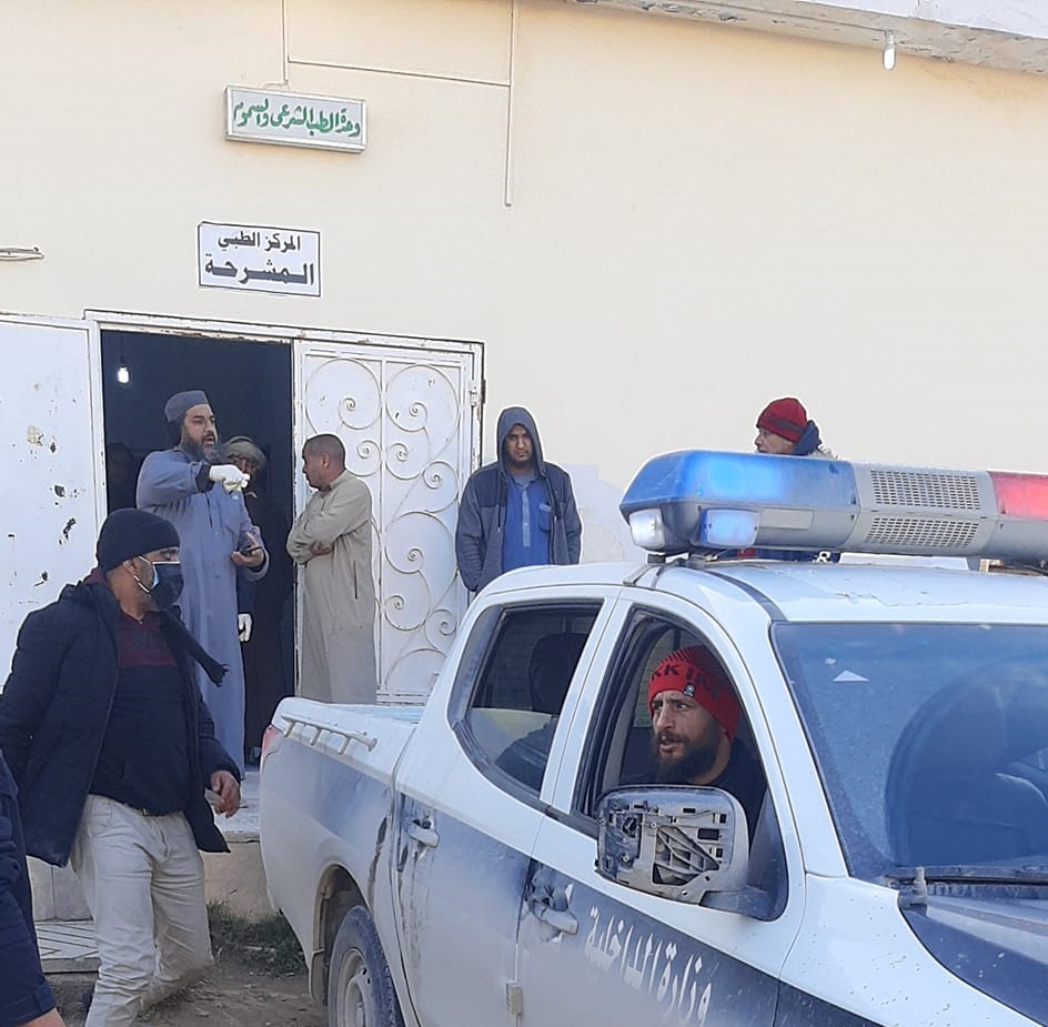 الصورة: لحظة نقل الجثامين المستخرجة إلي مشرحة مركز طبرق الطبي في ليبيا، 13 مارس 2022. "فرع الادارة العامة لأمن السواحل طبرق الرسميه" على موقع فيسبوك ©