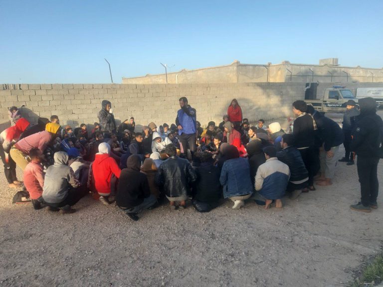 قوات الأمن الليبية ترحل مهاجرين مصريين، 26 مارس 2022. وسائل التواصل الإجتماعي ©