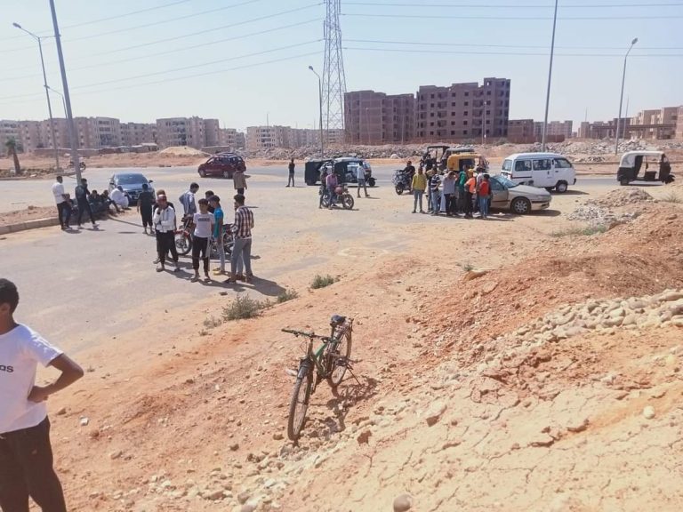 الصورة: تجمع مارة لحظة العثور على جثة سائق توك توك مقتولا بمدينة 6 أكتوبر، الثلاثاء 17 مايو 2022. المصدر: وسائل التواصل الإجتماعي ©