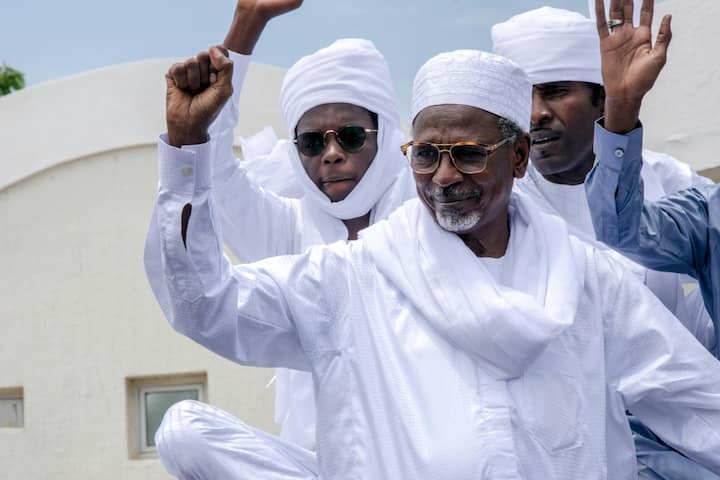 الصورة: توم إرديمي يلوح لمؤيديه عند وصوله إلى نجامينا، تشاد، بعد أن أمضى قرابة عامين في السجن في مصر، ١٦ سبتمبر ٢٠٢٢. AFP ©