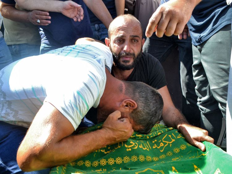 أقارب ينعون جثة أحد الضحايا الذين غرقوا في مأساة "مركب طرطوس"، ٢٥ سبتمبر ٢٠٢٢. فتحي المصري / وكالة الصحافة الفرنسية ©