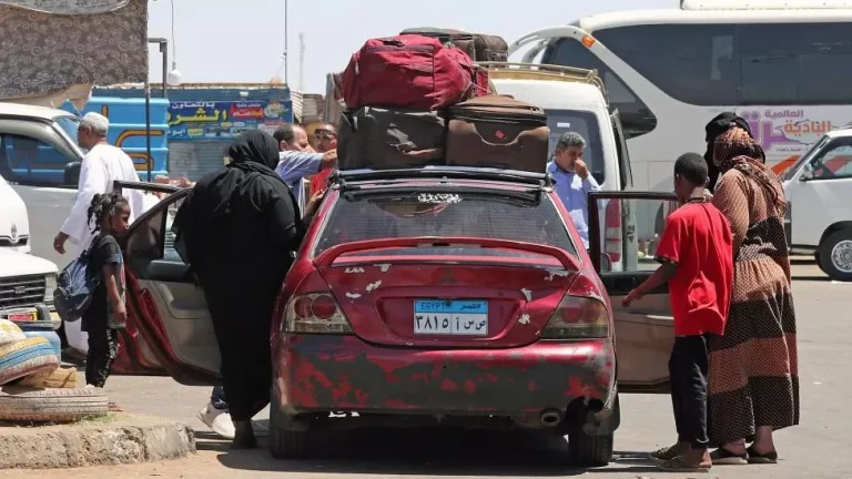 عشرات الآلاف من الناس يحاولون الفرار من السودان - EPA-EFE/REX/SHUTTERSTOCK