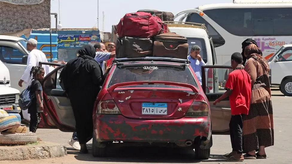 عشرات الآلاف من الناس يحاولون الفرار من السودان - EPA-EFE/REX/SHUTTERSTOCK