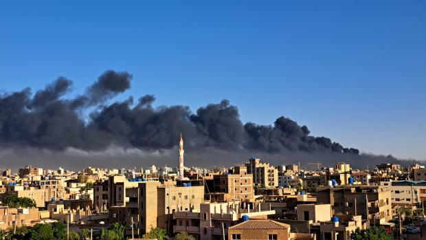الصورة :دخان يتصاعد خلال اشتباكات بين القوات المسلحة السودانية وقوات الدعم السريع شبه العسكرية في الخرطوم، السودان، 19 أبريل/نيسان 2023. أحمد ساتي/وكالة الأناضول/جيتي