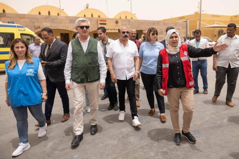 المفوض السامي لشؤون اللاجئين في زيارته لمصر:"مفوضية اللاجئين تحاول التواجد على الجانب السوداني من الحدود، ونبحث عبور من فقدوا جوازات سفرهم"