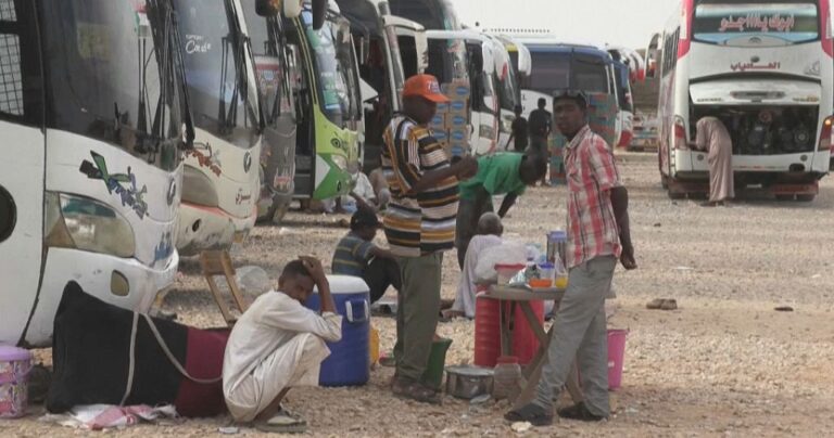 Photo: Sudanese refugees stranded at the border with Egypt - © Rédaction Africanews