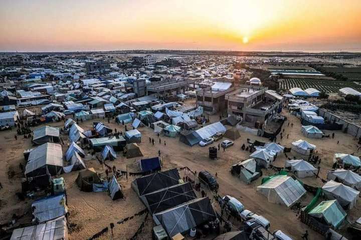 الصورة: رفح، التي يبلغ عدد سكانها عادةً 300,000 نسمة، تستضيف الآن 1.3 مليون فلسطيني - أكثر من نصف إجمالي سكان غزة - على مساحة 65 كم مربع، وفقًا لبلدية رفح. عبر تويتر